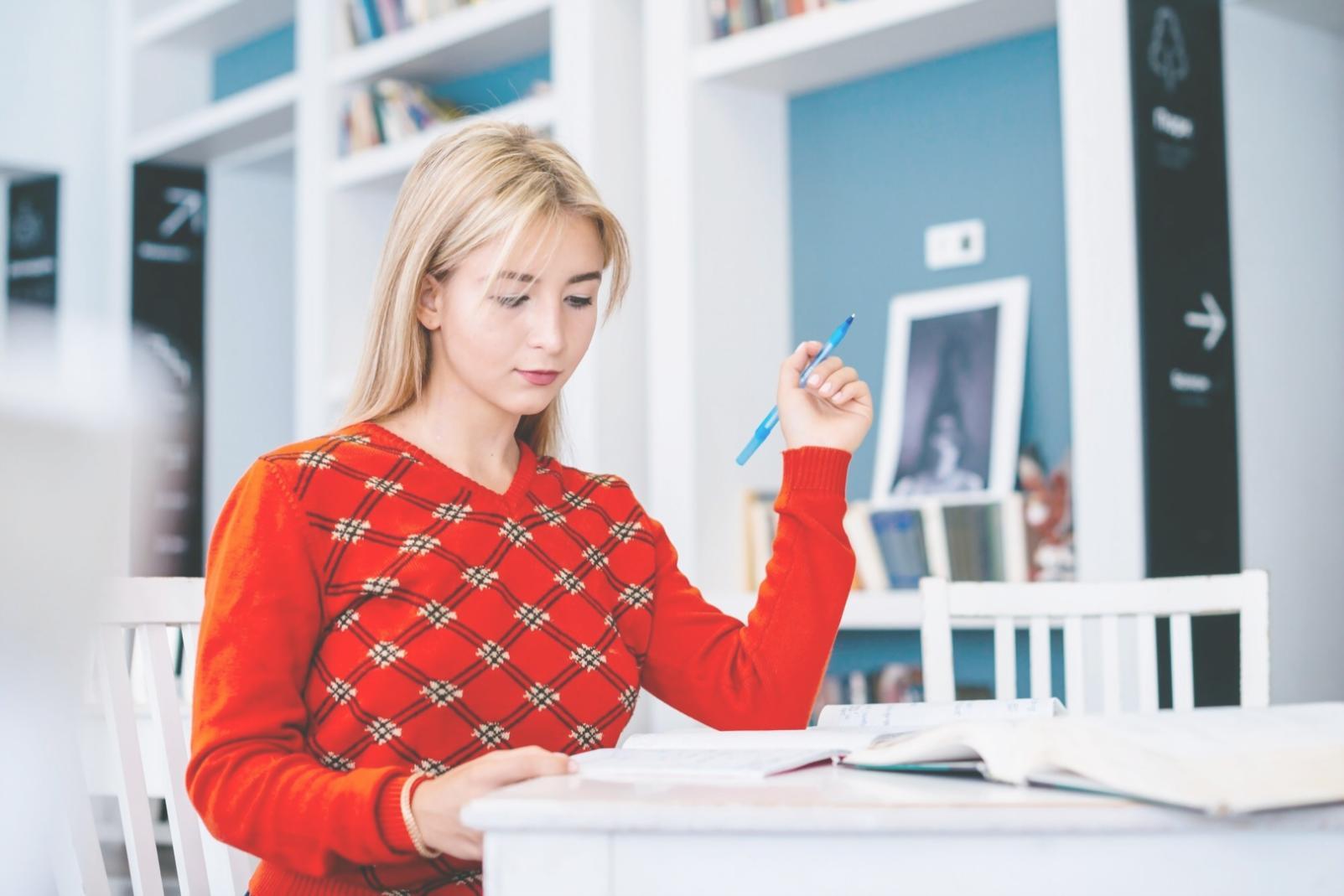 Workshop-Raum mit Teilnehmern bei einer Budgetplanungs-Sitzung